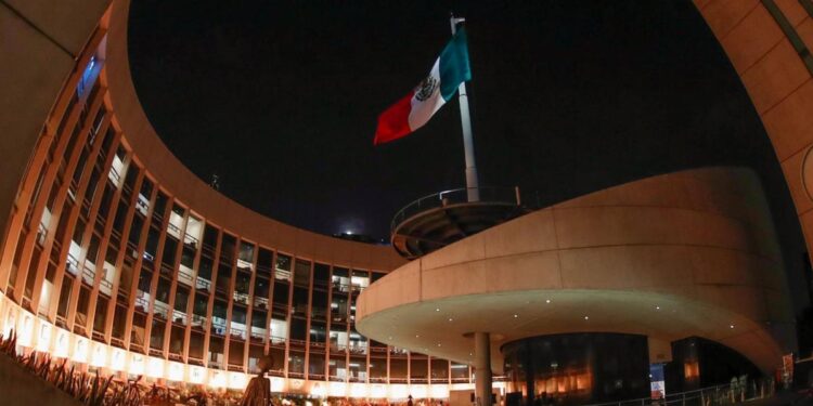 Vista panorámica exterior del Senado de la República en México