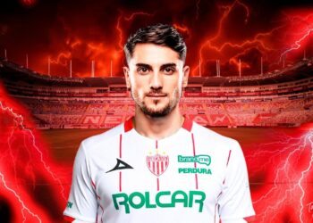 Julián Carranza jugador de Necaxa en acción