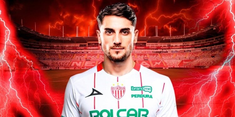 Julián Carranza jugador de Necaxa en acción