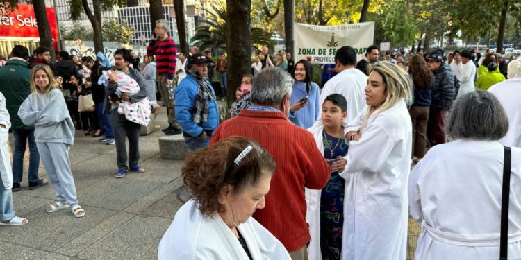 Personas evacuando edificio por sismo en Ciudad de México