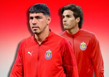 Jugadores Erick Gutiérrez y Teun Wilke en uniforme de Chivas