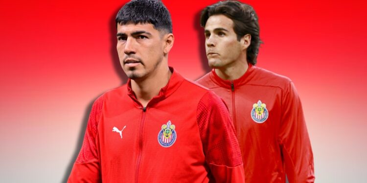 Jugadores Erick Gutiérrez y Teun Wilke en uniforme de Chivas