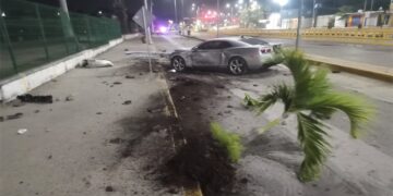 Choque de vehículo Camaro contra postes y palmeras en Altamira