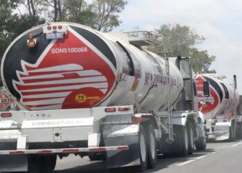 pipa de carga pesada en carretera de Tamaulipas