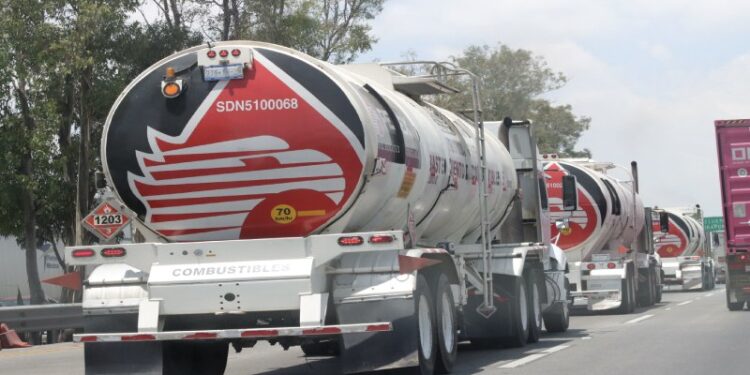 pipa de carga pesada en carretera de Tamaulipas