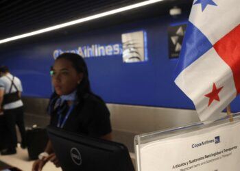 Avión de Copa Airlines despegando en aeropuerto