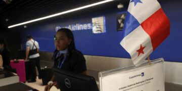 Avión de Copa Airlines despegando en aeropuerto