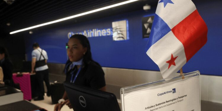 Avión de Copa Airlines despegando en aeropuerto