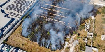Incendio en lote baldío con humo visible en Río Bravo