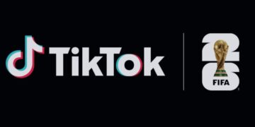 Logotipos de FIFA y TikTok en fondo relacionado con fútbol mundial