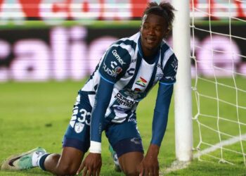 Andrés Micolta jugador de Pachuca entrenando en cancha