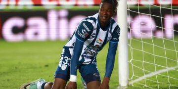 Andrés Micolta jugador de Pachuca entrenando en cancha