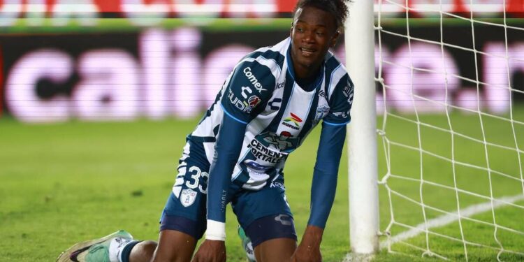 Andrés Micolta jugador de Pachuca entrenando en cancha
