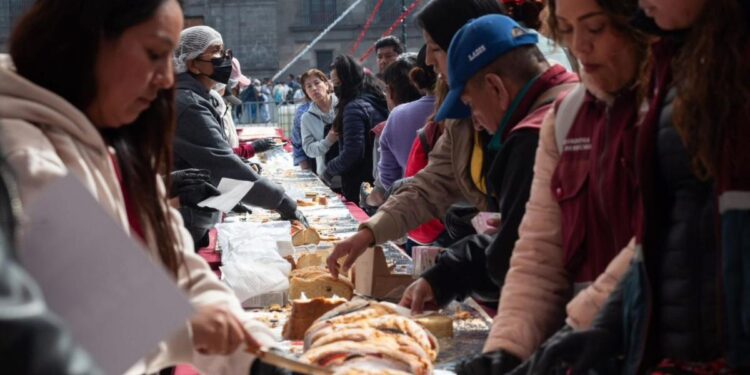 Mega Rosca de Reyes en El Ángel de la Independencia