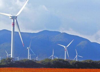 Planta solar fotovoltaica en construcción bajo cielo despejado