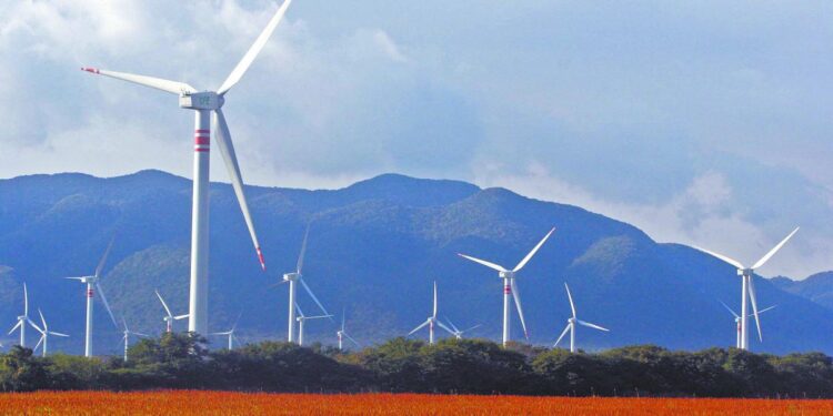 Planta solar fotovoltaica en construcción bajo cielo despejado