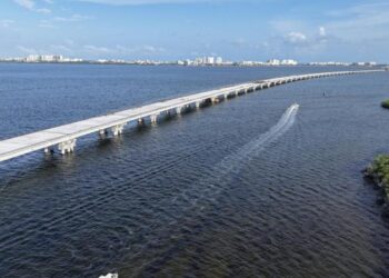 Vista del Puente Vehicular Nichupté en Cancún bajo construcción