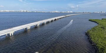 Vista del Puente Vehicular Nichupté en Cancún bajo construcción
