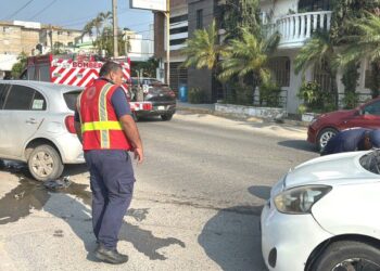 Choque de vehículos Nissan March en Ciudad Madero