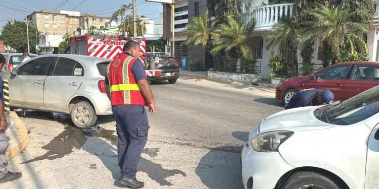 Choque de vehículos Nissan March en Ciudad Madero