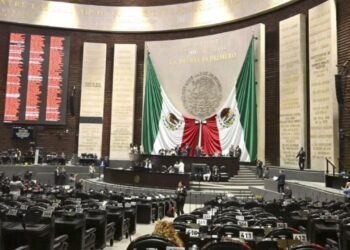 Sesión del Congreso de la Unión con diputados en discusión legislativa