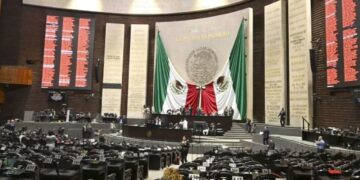 Sesión del Congreso de la Unión con diputados en discusión legislativa