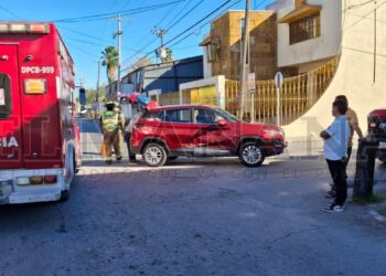 Camionetas chocadas en cruce urbano de Nuevo Laredo