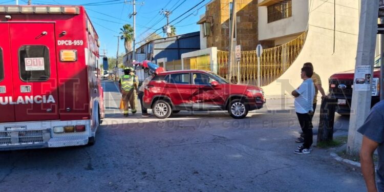 Camionetas chocadas en cruce urbano de Nuevo Laredo