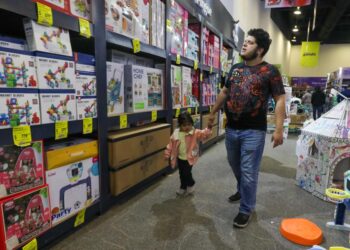 Compras de juguetes y rosca de reyes en México