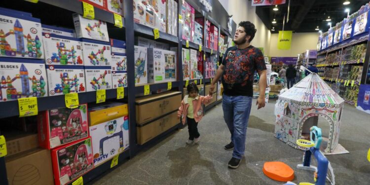 Compras de juguetes y rosca de reyes en México