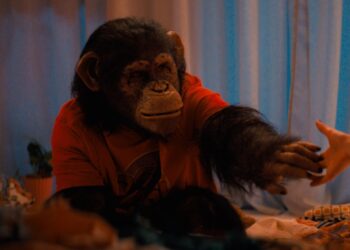 Miguel Torres Umba caracterizado como chimpancé en película Primate