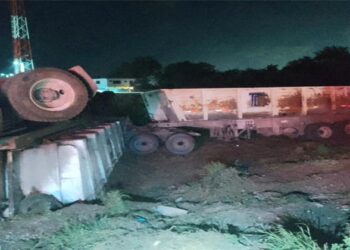 Tráiler volcado al costado del libramiento poniente en Tampico