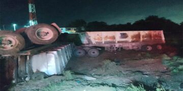 Tráiler volcado al costado del libramiento poniente en Tampico