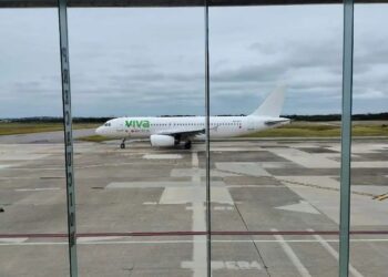 Aeropuerto de Tampico con aviones y turistas