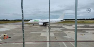 Aeropuerto de Tampico con aviones y turistas