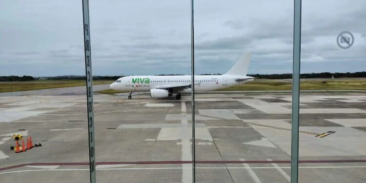 Aeropuerto de Tampico con aviones y turistas