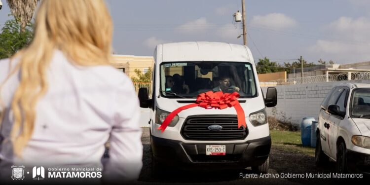 Presidente Municipal entrega camioneta Casa Hogar Matamoros