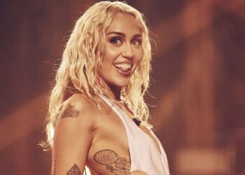 Miley Cyrus hablando en evento de premios cinematográficos