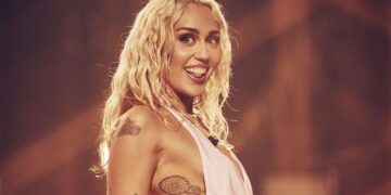 Miley Cyrus hablando en evento de premios cinematográficos