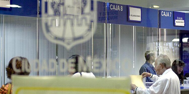 Cartel informativo sobre descuentos en predial, agua y tenencia en CDMX 2026