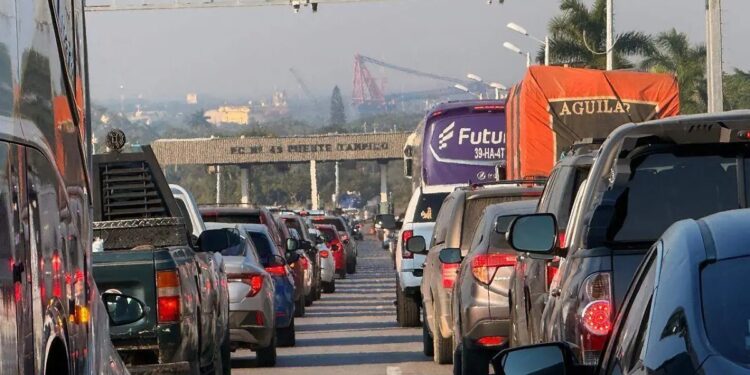 Tráfico saturado en Puente Tampico y Libramiento Altamira
