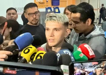 Luca Orellano firmando contrato con Rayados