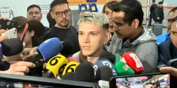 Luca Orellano firmando contrato con Rayados