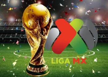 Trofeo de la Copa Mundial de la FIFA con estadio de futbol