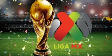 Trofeo de la Copa Mundial de la FIFA con estadio de futbol