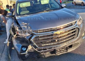 Accidente de camionetas en cruce vial de Nuevo Laredo