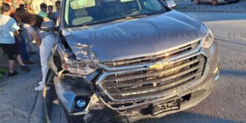 Accidente de camionetas en cruce vial de Nuevo Laredo