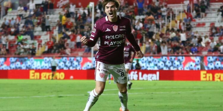 Agustín Palavecino jugador de futbol en cancha con camiseta de Cruz Azul