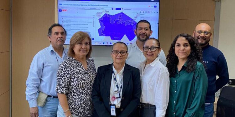 Personal docente en taller de herramientas digitales INEGI