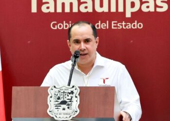 Edificio gubernamental con banderas de Tamaulipas y México